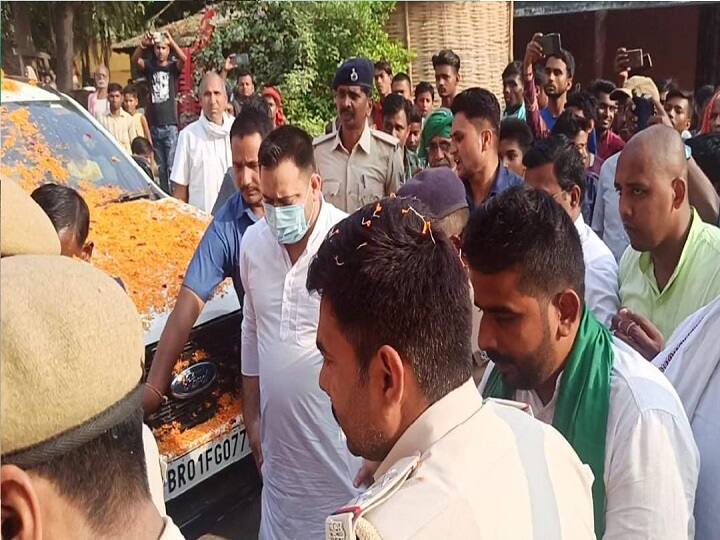 tejashwi yadav traveled 30 KM by helicopter, supporters showered flowers as soon as he reached ann Bihar News: जीत के बाद बढ़ा तेजस्वी का 'तेज', हेलीकॉप्टर से तय किया महज 30 KM का सफर, पहुंचते ही समर्थकों ने बरसाए फूल