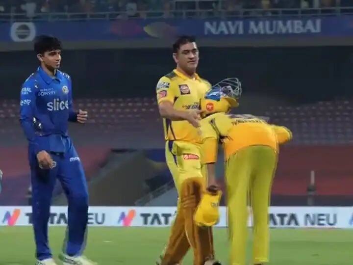 CSK Vs MI, IPL 2022: Chennai Super kings captain Ravindra Jadeja's gesture for MS Dhoni after his last over heroics spreads like wildfire CSK Vs MI: चेन्नईचा पुष्पा धोनीसमोर झुकला! रवींद्र जाडेजाचा व्हिडिओ सोशल मीडियावर व्हायरल