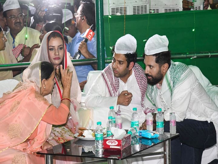 मुख्यमंत्री के अलावा लोजपा रामविलास के अध्यक्ष चिराग पासवान भी दावत में शामिल हुए. उनके अलावा कई अन्य बड़े नेता आरजेडी द्वारा आयोजित किए गए दावत-ए-इफ्तार में शामिल हुए.