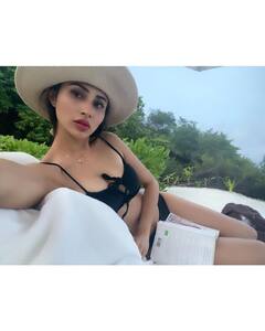 अर्थ डे पर फैंस को इन तस्वीरों के जरिए मौनी रॉय ने दिया स्पेशल मैसेज, हर लम्हा फिर से जीती दिखीं एक्ट्रेस