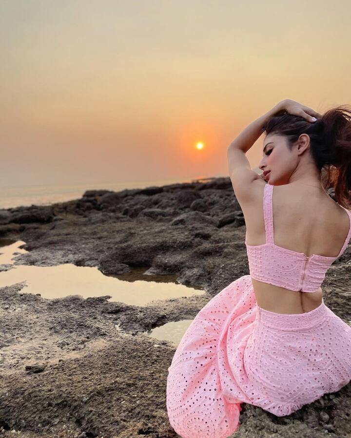 ढलते सूरज के सामने आहें भर्ती मौनी रॉय की ये तस्वीर बेशक पुरानी हैं, लेकिन उनकी नखरीली अदाएं दर्शकों को दीवाना बनाने में लगी हुई हैं.