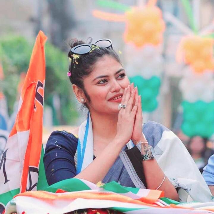 রাজনীতিতে যোগদানের পরে এই ছবির হাত ধরেই ফের রুপোলি পর্দায় ফিরছেন সায়নী। সোশ্যাল মিডিয়ায় তাঁর ছবি দেখে অনেকেই প্রশংসা করেছেন অভিনেত্রীর।