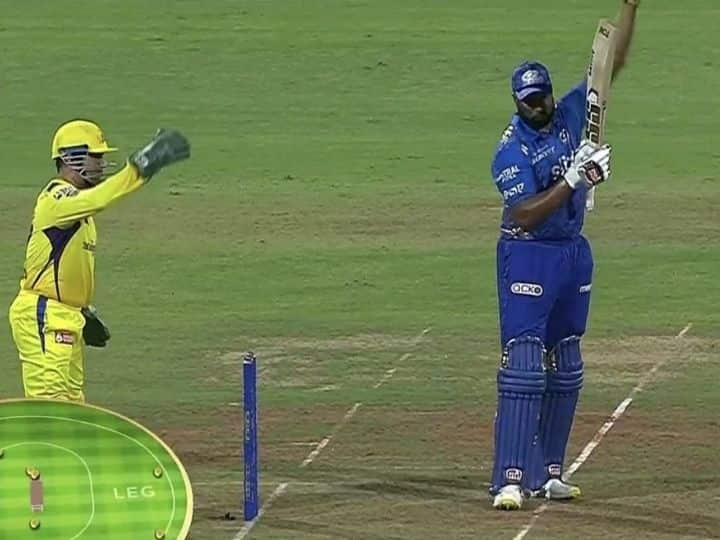 MI vs CSK: MS Dhoni plots Kieron Pollard's dismissal by setting up field, Chennai Super Kings Vs Mumbai Indians CSK Vs MI: पोलार्डला बाद करण्यासाठी धोनीनं लढवली अनोखी शक्कल; अन् पुढच्याच चेंडूत पडली विकेट! पाहा व्हिडिओ