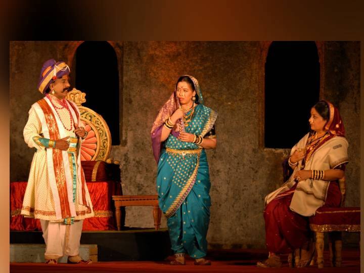 Raigadala Jevha Jaag Yete Marathi Play show at Raigad on the occasion of world heritage day 2022 रंगभूमीवरील ऐतिहासिक सुवर्ण पान, ‘रायगडा’वरच रंगला ‘रायगडाला जेव्हा जाग येते’ नाटकाचा दमदार प्रयोग!