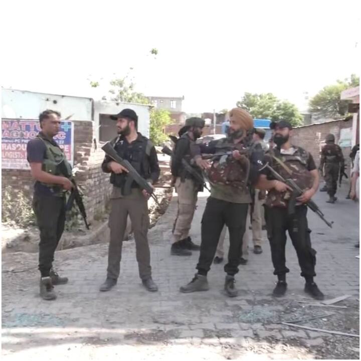 दरअसल सुबह के वक्त रूटीन ड्यूटी पर जा रहे CISF के जवानों से भरी एक बस पर आंतकियों ने फायरिंग की थी. ये हमला चड्ढा कैंप के पास सुबह सवा चार बजे के आसपास हुआ था.