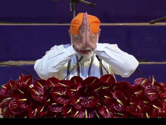 આ પુણ્ય પ્રસંગે હું તમામ દસ ગુરુઓના ચરણોમાં નમન કરું છું. પ્રકાશ પર્વ નિમિત્તે આપ સૌને, તમામ દેશવાસીઓને અને સમગ્ર વિશ્વમાં ગુરુવાણીમાં આસ્થા ધરાવનાર તમામ લોકોને હાર્દિક અભિનંદન.