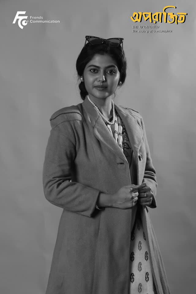 সোশ্যাল মিডিয়ায় নিজের মোট ৪টি ছবি শেয়ার করে নিয়েছেন সায়নী। প্রত্যেক ছবিতেই সায়নীর পরনে তাঁতের বা সিল্কের চওড়া পাড়ের শাড়ি, আলগা করে বাঁধা হাতখোঁপা আর নিতান্ত হালকা গয়না।