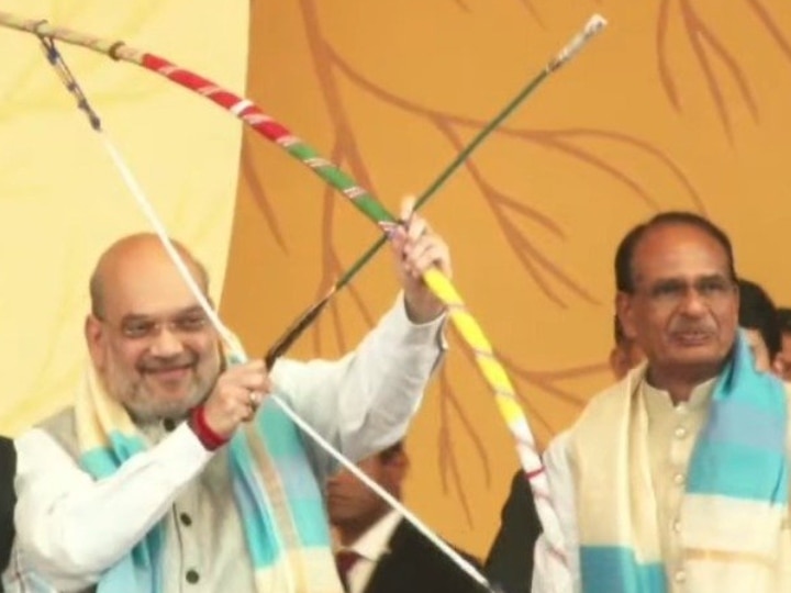 चुनावी राजनीति :मध्य प्रदेश की आबोहवा में तैरने लगा भगवा- शाह-शिवराज की जुगलबंदी से कांग्रेस के चेहरे पर चिंता लकी कीरें 3 Home Minister Amit Shah Praised MP CM Shivraj Singh Chouhan In Bhopal | Amit Shah In Bhopal: भोपाल पहुंचे अमित शाह ने की शिवराज सिंह चौहान की तारीफ, आदिवासी और जंगल के