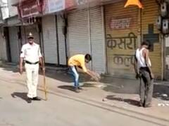 Khargone: कर्फ्यू में बेवजह घूम रहे लोगों से शहर की सफाई करवा रही पुलिस, हर कोई कर रहा तारीफ