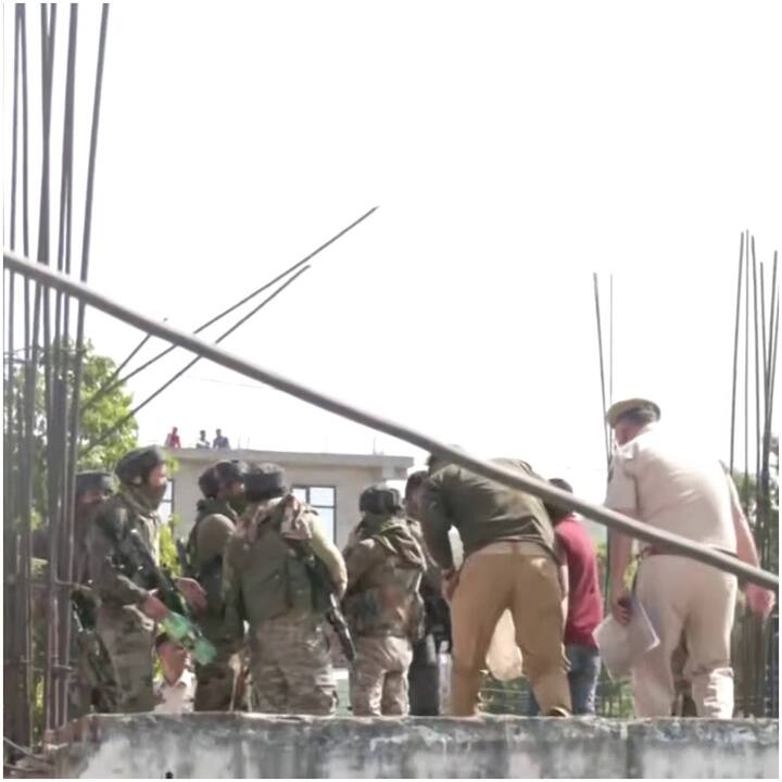 इस हमले में CISF के असिस्टेंट सब इंस्पेक्टर एसपी पाटिल शहीद हो गए. साथ ही दो अन्य जवान जख्मी हुए थे. इसके बाद सुरक्षाबलों की तरफ से जवाबी कार्रवाई की शुरुआत की गई.