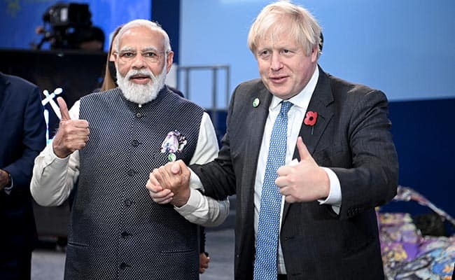 Britain PM Boris Johnson On India Welcome Felt Like Sachin Tendulkar Amitabh Bachchan  Boris Johnson: मला बच्चन आणि तेंडुलकर असल्यासारखं वाटतंय...., भारताच्या स्वागताने भारावले ब्रिटनचे पंतप्रधान
