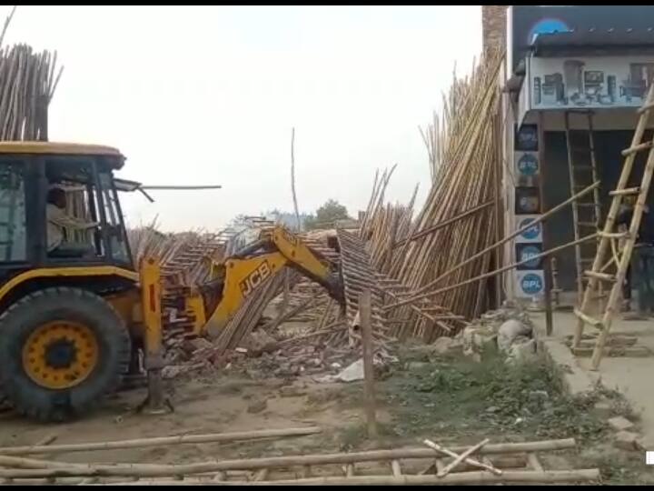 Muzaffarnagar News: मुजफ्फरनगर में अवैध अतिक्रमण पर दौड़ा बुलडोजर, ग्राम समाज की 3 बीघा जमीन खाली कराई Muzaffarnagar Bulldozer ran on illegal encroachment vacated 3 bighas of land ann Muzaffarnagar News: मुजफ्फरनगर में अवैध अतिक्रमण पर दौड़ा बुलडोजर, ग्राम समाज की 3 बीघा जमीन खाली कराई