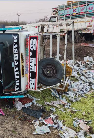 Photo: द्राक्षांनी भरलेला पिकअप उलटला, तीन जण जखमी