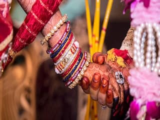 UttarPradesh Wedding Venue: இடிந்து விழுந்த பால்கனி..  5 வயது குழந்தை உட்பட 3 பேர் பலி.. சோகத்தில் முடிந்த திருமண வைபோகம்..!