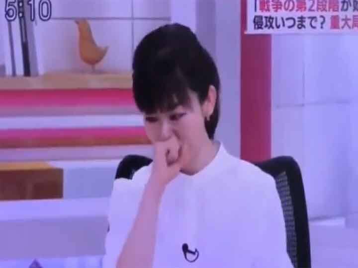 Japanese anchor read this news related to Russia Ukraine war and could not stop her tears, video went viral Viral Video: जापानी एंकर ने पढ़ी रूस-यूक्रेन युद्ध से जुड़ी ये न्यूज़ और नहीं रोक पाई अपने आंसू, वीडियो सोशल मीडिया पर वायरल
