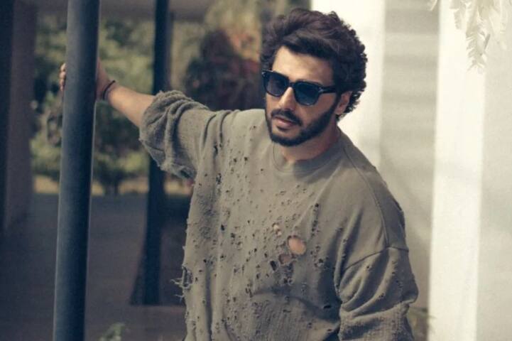 Arjun kapoor wearing a torn sweatshirt started doing poetry like sara ali khan अर्जुन कपूर ने बनाया सारा को अपना गुरू, कटी-फटी स्वेटशर्ट पहने शायरी करने लगे हुजूर