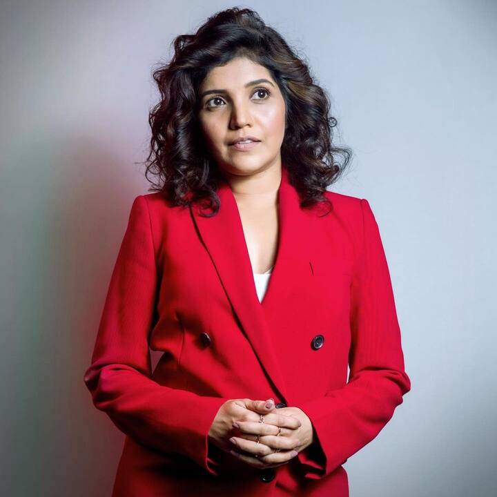 त्यानंतर आता मुक्ता आपल्या अभिनयासोबत आपल्या आवाजाच्या जादूनेही प्रेक्षकांचे मनोरंजन करत आहे. कथावर्णन करत ती एका नव्या भूमिकेत प्रेक्षकांसमोर आली आहे. काही दिवसापूर्वी 'स्टोरीटेल' मराठीवर तिची ‘Virus -पुणे’ ही एक सीरीज या प्रेक्षकांच्या भेटीला आली होती. आता याचा दुसरा भाग ‘Virus -2 पुणे' घेऊन ती आपल्या भेटीला आली आहे.(photo:muktabarve/ig)