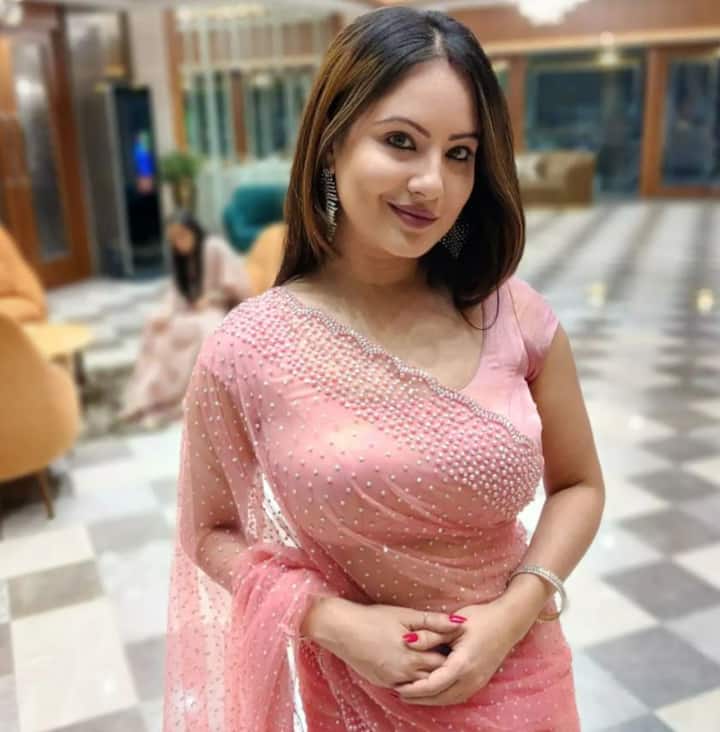 પૂજા બેનર્જીએ તેના ઈન્સ્ટાગ્રામ એકાઉન્ટ પર તેની કેટલીક તસવીરો શેર કરી છે. આ તસવીરોમાં પૂજાનો હોટ અંદાજ જોવા મળી રહ્યો છે. અભિનેત્રીએ સાડીમાં પોતાની તસવીરો શેર કરી છે. જે ઝડપથી વાયરલ થઈ રહી છે.