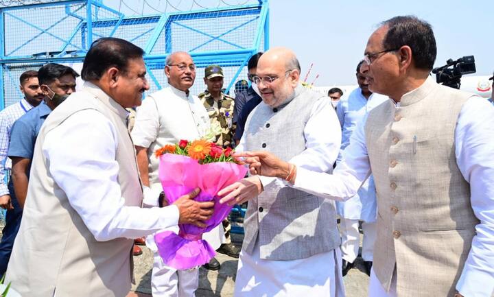 वहीं पुलिस अफसरों को संबोधित करते हुए गृह मंत्री अमित शाह ने कहा प्रधानमंत्री नरेंद्र मोदी ने पुलिस टेक्नलॉजी मिशन की घोषणा की है. इसके लिए कच्चा खाका बना लिया है. उन्होंने कहा कि आंतरिक सुरक्षा को मजबूत करना है तो पुलिस को मॉर्डनाइज करना पड़ेगा.