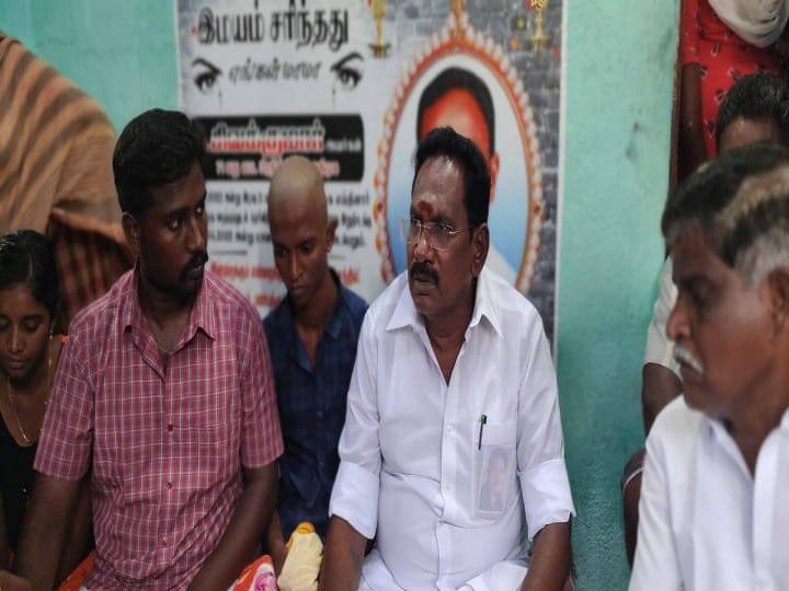 sellor raju expressed condolences to the families of the victims of the poison gas attack மதுரையில் விஷவாயு தாக்கி இறந்தவர்கள் குடும்பத்தினருக்கு செல்லூர் ராஜூ நேரில் ஆறுதல்