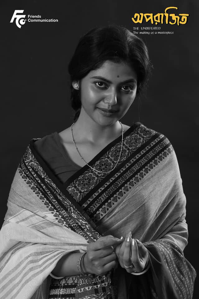 কোনও ছবিতে আবার তাঁর গায়ে বা হাতে দেখা গেল শাড়ির ওপরে পরার শীতের পোশাক লম্বা কোট।