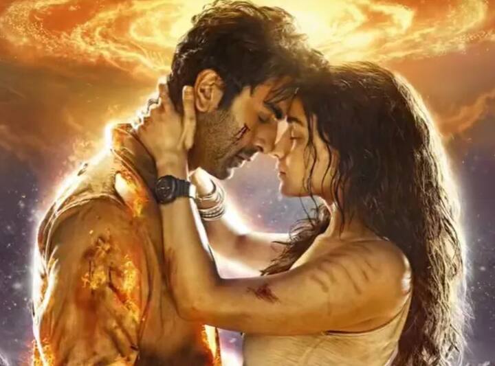 रणबीर कपूर और आलिया भट्ट पहली बार अयान मुखर्जी की फिल्म ब्रह्मास्त्र में स्क्रीन स्पेस शेयर करते नज़र आएंगे. इस फिल्म का बजट 300 करोड़ रुपये है और ये साल की की सबसे एक्सपेंसिव फिल्मों में से एक मानी जा रही है. फिल्म इसी साल सितंबर में रिलीज होने जा रही है. आज हम आपको बताने जा रहे हैं, फिल्म में काम करने के लिए स्टारकास्ट को कितनी फीस मिली है.