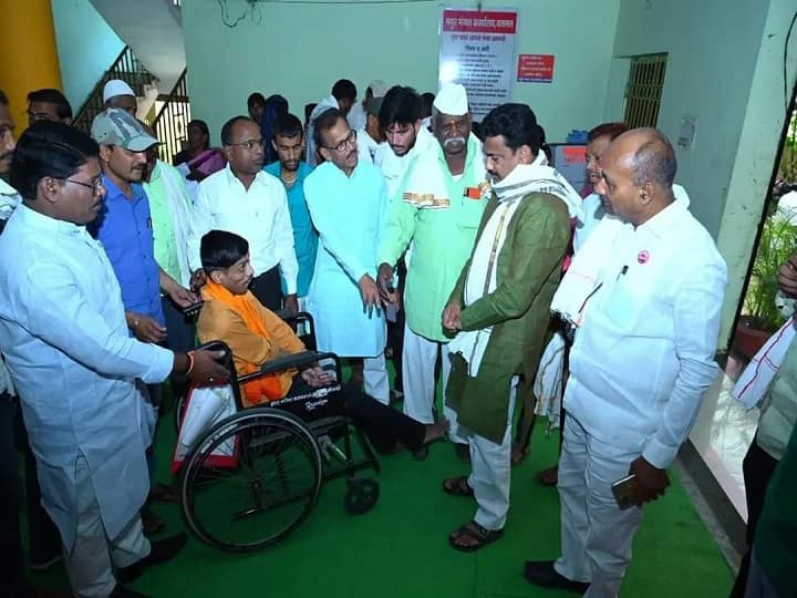 दिव्यांग बांधवांना स्वप्नाची पर्वणी; हिंगोलीत दिव्यांगांना साहित्य वाटप आणि पूर्व तपासणी Maharashtra Hingoli News Distribution of materials and pre inspection through initiative of Raju Navghare in Basmat Vasmat city दिव्यांग बांधवांना स्वप्नाची पर्वणी; हिंगोलीत दिव्यांगांना साहित्य वाटप आणि पूर्व तपासणी