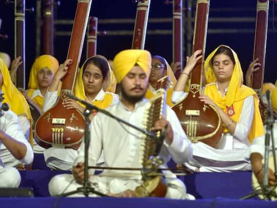 વડાપ્રધાન મોદીએ કહ્યું કે, “ગુરુદ્વારા શીશગંજ સાહિબ પણ ગુરુ તેગ બહાદુર જીના અમર બલિદાનનું પ્રતિક છે. આ પવિત્ર ગુરુદ્વારા આપણને યાદ અપાવે છે કે આપણી મહાન સંસ્કૃતિની રક્ષા માટે ગુરુ તેગ બહાદુરજીનું બલિદાન કેટલું મહાન હતું. તે સમયે દેશમાં ધાર્મિક કટ્ટરતાનું તોફાન હતું.