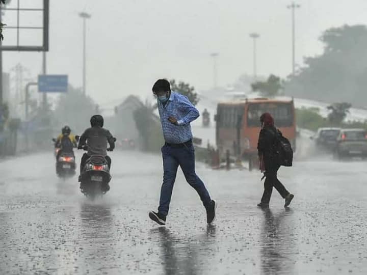 Hyderabad rains weather updates telangana light showers thunder strikes Hyderabad Rains : హైదరాబాద్ వాసులకు అలర్ట్,  తేలికపాటి నుంచి మోస్తరు వర్షం పడే అవకాశం