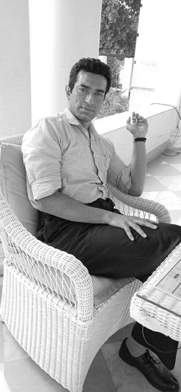 । কিভাবে তাঁর কাছে এই ছবির কাজের অফার এসেছিল? এবিপি লাইভকে জিতু বলছেন, 'এই কাজের প্রস্তাবটা অনেকগুলো স্তর পেরিয়ে আমার কাছে আসে। আমার প্রথমে সত্যজিৎ রায়ের অল্প বয়সের চরিত্রটা করার কথা ছিল। খুব সাগ্রহে রাজি হই। এটাও বলেছিলাম যে কোনও পারিশ্রমিক ছাড়াই আমি অভিনয় করতে রাজি আছি কারণ বিশেষ কোনও সিন ছিল না। তারপর লুক সেট হওয়ার পর অনীক দা (পরিচালক অনীক দত্ত) প্রচণ্ড লড়াই করেন আমার জন্য। সেটা আমি বলে বোঝাতে পারব না যে অনীক দা কতটা মন থেকে চেয়েছিলেন যে আমিই এই চরিত্রটা করি। সেই কারণে আমি চিরকৃতজ্ঞ ওঁর কাছে। '