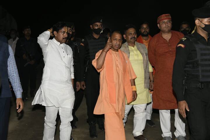 फिर मुख्यमंत्री योगी आदित्यनाथ चिरईगांव विकास खंड के सन्धहा में पहुंचे.