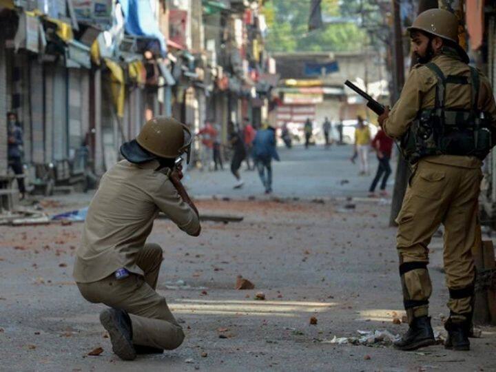 jammu and kashmir terrorists shot two local laborers ahead prime minister visit in valley  Jammu And Kashmir : पंतप्रधानांच्या दौऱ्यापूर्वी श्रीनगरमध्ये मोठी घटना, दहशतवाद्यांकडून दोन मजुरांवर गोळीबार   