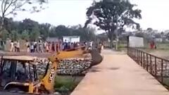 Jalpaiguri: নদীর চর দখল করে বিক্রির চেষ্টার অভিযোগ, ভাঙা হল বেআইনিভাবে নির্মিত সেতু | Bangla News