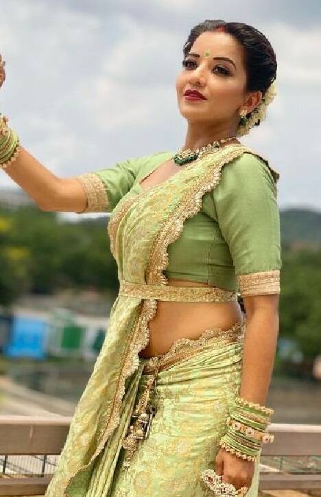 मोनालिसा वेस्टर्न आउटफिट में तो अच्छी लगती ही हैं लेकिन साड़ी में तो उनका कोई जवाब ही नहीं है. आज हम आपको मोनालिसा की साड़ी में कुछ तस्वीरें दिखाने जा रहे हैं