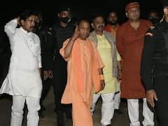 UP News: दो दिवसीय दौरे पर वाराणसी पहुंचे सीएम योगी, काशी विश्वनाथ मंदिर में की पूजा