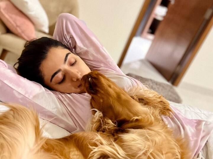 தன் செல்லப்பிராணியுடன் கொஞ்சி மகிழும் பைங்கிளி!