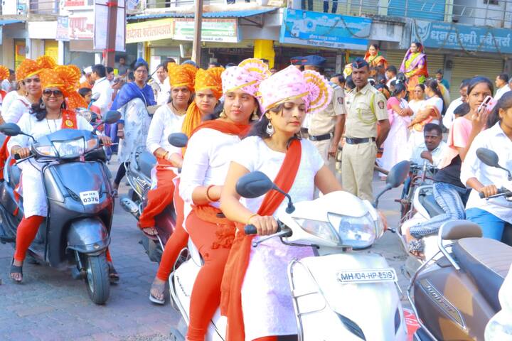 यावेळी ग्रंथपूजन संमेलनाध्यक्ष भारत सासणे यांच्या हस्ते पार पडलं. शहरातील प्रमुख मार्गावरुन ही ग्रंथदिंडी संमेलनस्थळी दाखल झाली.