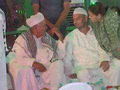 RJD Dawat-e-Iftar in Bihar: पैदल ही इफ्तार पार्टी में शामिल होने राबड़ी आवास पहुंचे नीतीश, स्वागत के लिए खड़े थे पुराने साथी