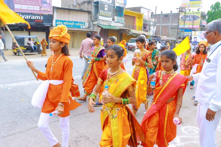 साहित्य संमेलनाच्या पहिल्या दिवशी म्हणजे आज 22 एप्रिल रोजी सकाळी साडे सात ते सहा यावेळेत ग्रंथदिंडी काढण्यात आली.