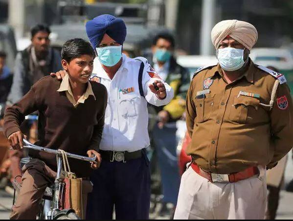 Mohali district magistrate issues new guidelines for Mask ਮੋਹਾਲੀ: ਮਾਸਕ ਪਾਉਣ ਸਬੰਧੀ ਜ਼ਿਲ੍ਹਾ ਮੈਜਿਸਟ੍ਰੇਟ ਵੱਲੋਂ ਨਵੀਂਆਂ ਹਦਾਇਤਾਂ ਜਾਰੀ