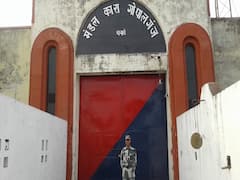 OMG! कैदी ने गेंद में छिपाकर रखी थी मोबाइल और केबल, देखकर सुरक्षाकर्मी रह गए हैरान, मचा हड़कंप