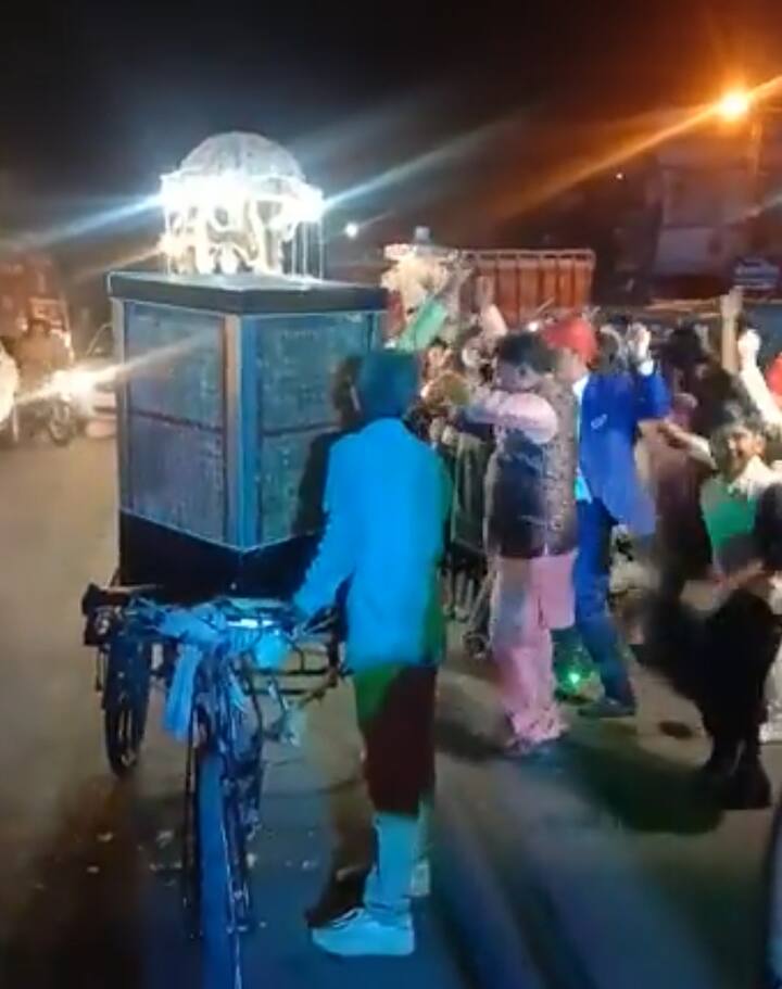 टीकमगढ़ नगर में एक अलग ही अंदाज में बारात देखने को मिली. बारात में बैंड बाजा और डीजे के साथ-साथ एक साइकिल रिक्शे पर कूलर भी चलता हुआ नजर आ रहा .उसकी ठंडी-ठंडी हवा में बाराती नाचते-झूमते चल रहे थे. टीकमगढ़ शहर में इस प्रकार का नज़ारा बारात में पहली बार  देखने को मिला. जिसे राह चलते लोग रुक-रुक कर कौतूहल भरी नजरों से देख रहे थे.