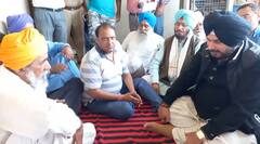 ਪਰਿਵਾਰ ਨਾਲ ਦੁੱਖ ਵੰਡਾਉਣ ਮ੍ਰਿਤਕ ਕਿਸਾਨ ਦੇ ਘਰ ਪਹੁੰਚੇ ਸਿੱਧੂ, ਕੇਜਰੀਵਾਲ ਨੂੰ ਦਿੱਤੀ ਨਸੀਹਤ