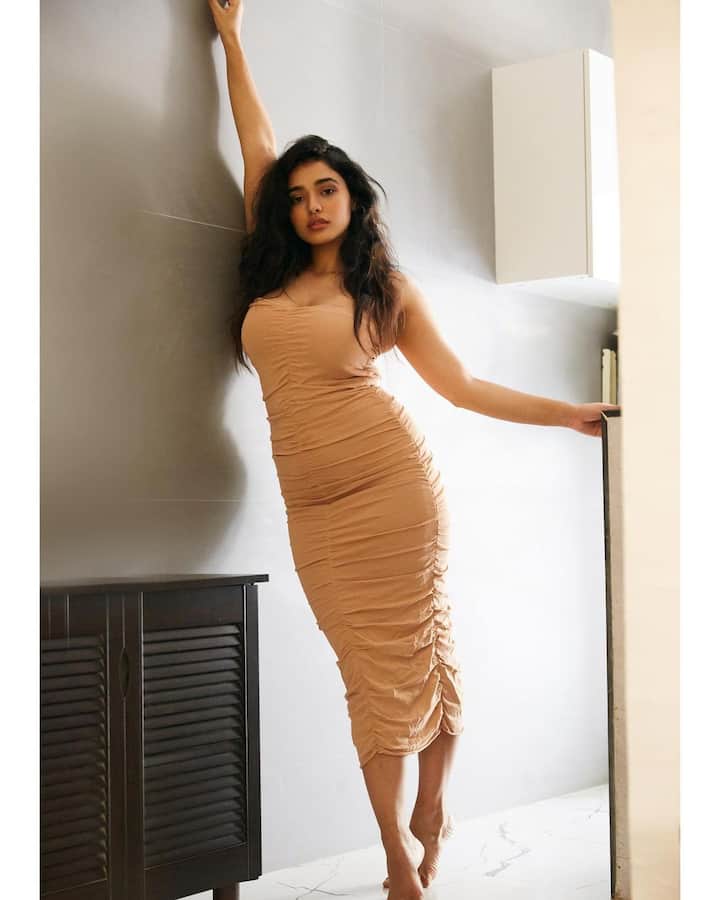 అందమైన హీరోయిన్ కేతికా శర్మ. ఆకాష్ పూరీ నటించి రొమాంటిక్ సినిమాతో హీరోయిన్ గా పరిచయమైంది.  -Image credit: KethikaSharma/Instagram