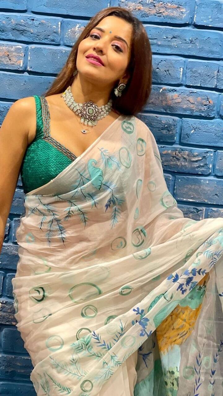 मोनालिसा के किलर लुक पर फैंस अपना दिल हार बैठते हैं. वहीं मोनालिसा भी अपने फैंस को दीवाना बनाने में कोई कसर नहीं छोड़ती हैं.