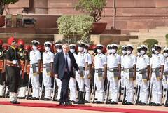 Boris Johnson In India: রেড কার্পেটে উষ্ণ অভ্যর্থনা, দেখে নিন ভারত সফরে ব্রিটিশ প্রধানমন্ত্রীর ছবি