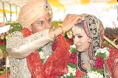 Navneet Rana :   कसे भेटले नवनीत कौर आणि रवी राणा? पाहा लग्नातले निवडक फोटो