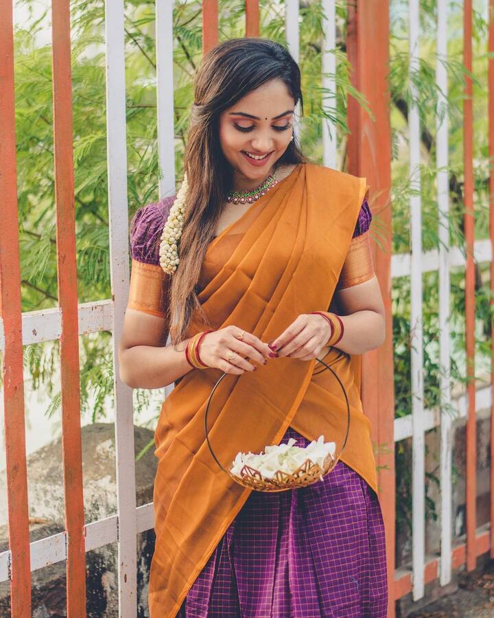 அதை விழியில் கோர்த்து உயிரின் உள்ளே பார்வையாலே சொல்கிறாய்
