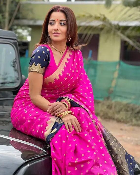 पिंक साड़ी पहन गाडी पर बैठकर पोज़ देती मोनालिसा गजब की खूबसूरत लग रही हैं.