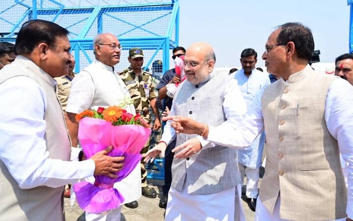 केंद्रीय गृहमंत्री अमित शाह के स्वागत के लिए सीएम शिवराज सिंह चौहान, बीजेपी प्रदेश अध्यक्ष वीडी शर्मा, नगरीय प्रशासन मंत्री भूपेंद्र सिंह, सांसद साध्वी प्रज्ञा, उमा भारती, केंद्रीय मंत्री ज्योतिराज सिंधिया, कई मंत्री और डीजीपी सुधीर सक्सेना, कलेक्टर अविनाश लवानिया समेत 10 अधिकारी मौजूद रहे. स्टेट हैंगर पर CISF और पुलिस जवान सुरक्षा के मद्देनजर अलर्ट मोड पर थे.